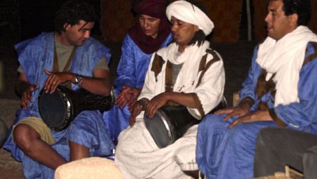 Morocco-desert-tours-chigaga-nomads-drumming-music
